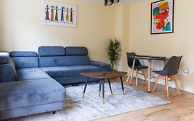 Stylish 3 Bedroom And Free Parking