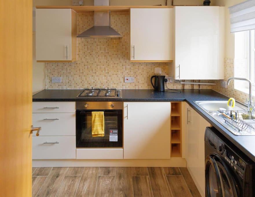 Stylish 3 Bedroom And Free Parking Thamesmead  Exterior photo