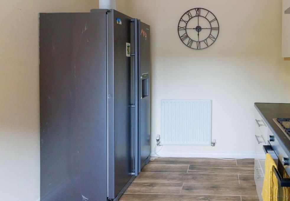 Stylish 3 Bedroom And Free Parking Thamesmead  Exterior photo