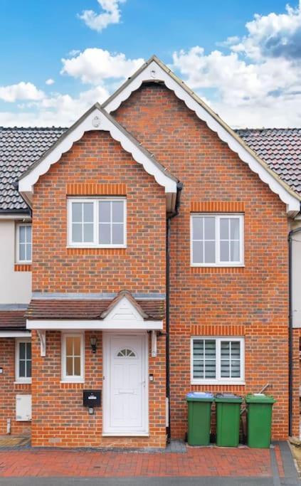 Stylish 3 Bedroom And Free Parking Thamesmead  Exterior photo