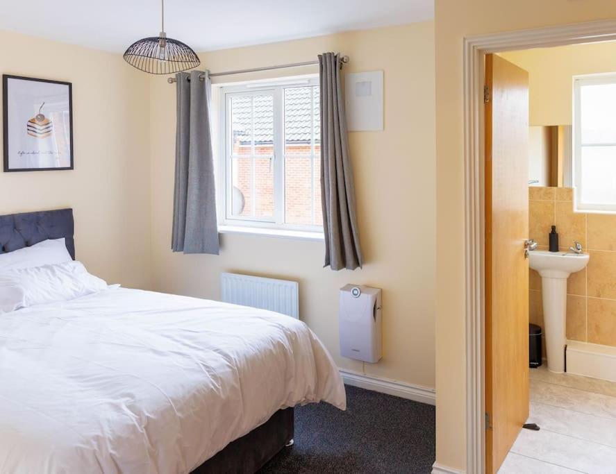 Stylish 3 Bedroom And Free Parking Thamesmead  Exterior photo