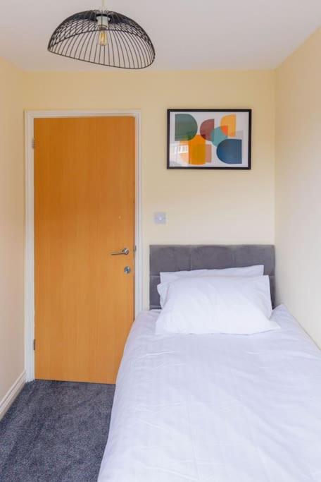 Stylish 3 Bedroom And Free Parking Thamesmead  Exterior photo