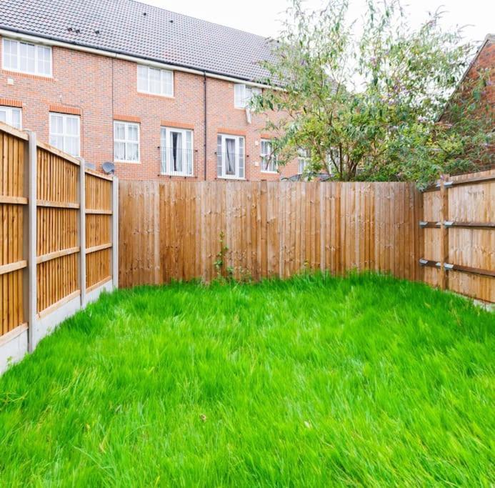 Stylish 3 Bedroom And Free Parking Thamesmead  Exterior photo