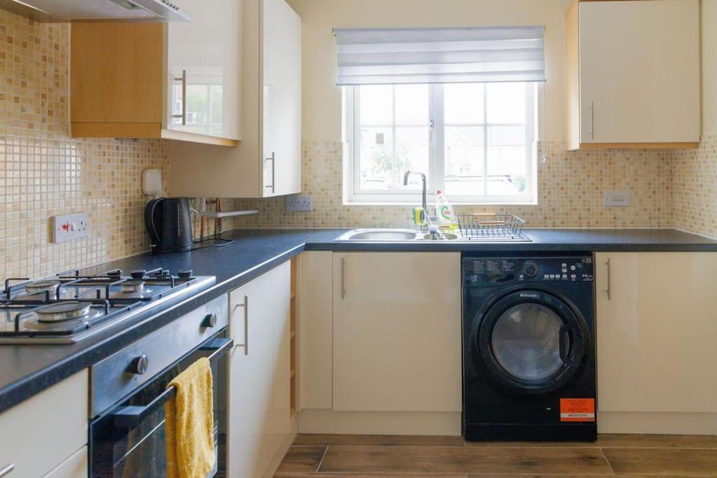 Stylish 3 Bedroom And Free Parking Thamesmead  Exterior photo