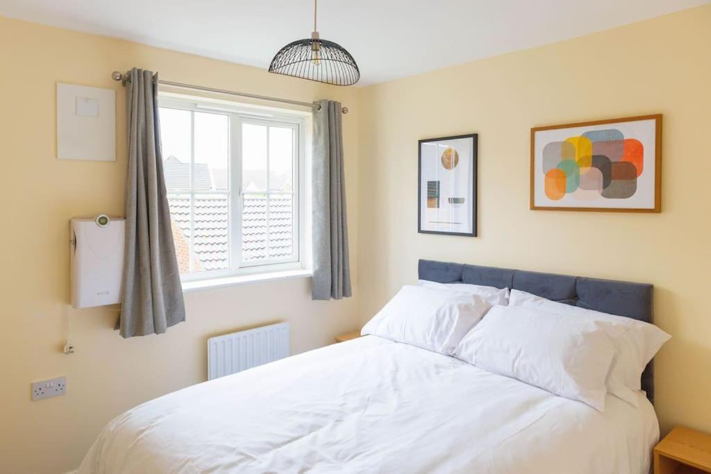Stylish 3 Bedroom And Free Parking Thamesmead  Exterior photo